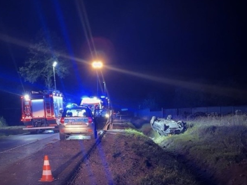 Dachowała Skoda. Policjanci ustalają, kto kierował autem